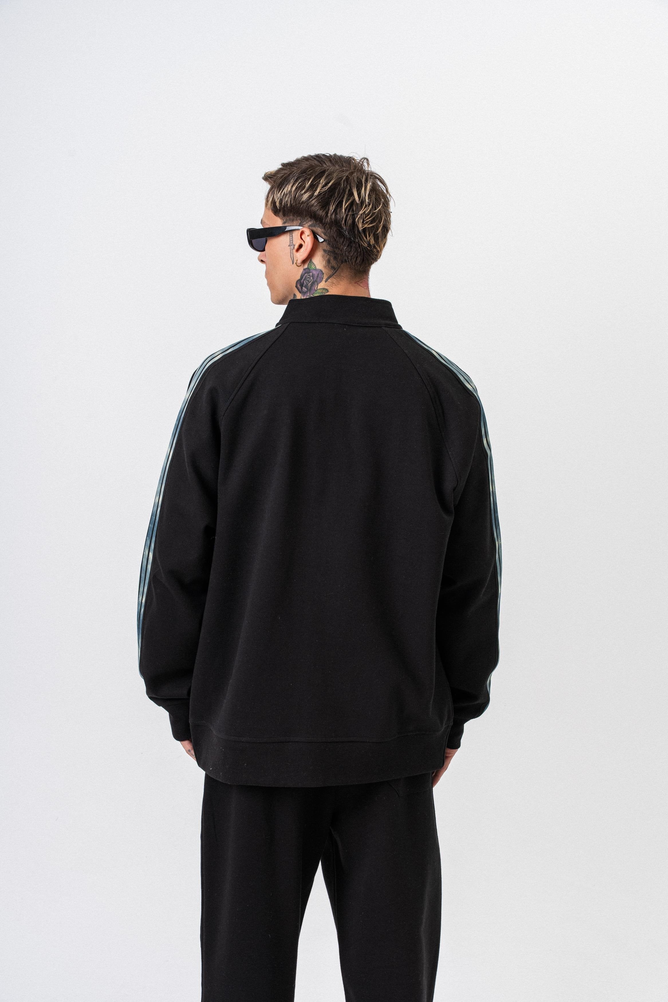 Heren sweatshirt met strepen, opstaande kraag en dubbelzijdige ritssluiting, oversized model.